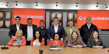 El PRI le dio ayer el “tiro de gracia”, pues su líder nacional, Alejandro Moreno Alito cerró filas con los ocho diputados priístas en el Congreso de la Ciudad de México, y acordaron todos votar en bloque contra Godoy. FOTO: PRI