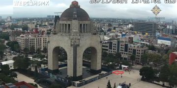 La conmemoración del 114 aniversario del inicio de la Revolución Mexicana (tercera transformación, según AMLO) dejó ver dos miserias políticas de la autodenominada “cuarta transformación de la vida pública de México” y su “segundo piso”: pleno desinterés por los sitios, los símbolos históricos, y falta de capacidad política para su preservación y la gobernabilidad en la CDMX. FOTO: WebcamsMX