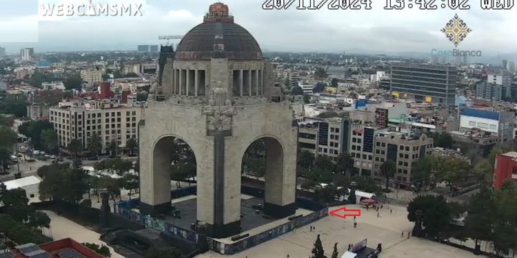 La conmemoración del 114 aniversario del inicio de la Revolución Mexicana (tercera transformación, según AMLO) dejó ver dos miserias políticas de la autodenominada “cuarta transformación de la vida pública de México” y su “segundo piso”: pleno desinterés por los sitios, los símbolos históricos, y falta de capacidad política para su preservación y la gobernabilidad en la CDMX. FOTO: WebcamsMX