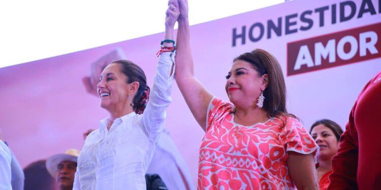 Las precandidatas presidencial Claudia Sheinbaum y a la Jefatura de Gobierno, Clara Brugada, aseveraron que van a ganar la contienda electoral de 2024, porque “juntas somos dinamita: dos mujeres, un camino”. FOTO: Campaña Brugada