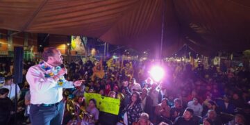 El precandidato del Frente Amplio por la Ciudad de México, Santiago Taboada encabezó por séptima ocasión en el último mes una asamblea pública en Iztapalapa. FOTO: Campaña Taboada