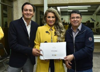 Asimismo, y conforme a lo establecido, la coalición se denominará “Va x la CDMX” y se determinó que sólo habrá un día para el registro de los aspirantes, que será el 15 de noviembre, de las 09:00 horas a las 18:00 horas. Los aspirantes se podrán registrar ante el PAN, el PRI o el PRD. FOTO: X / Andrés Atayde