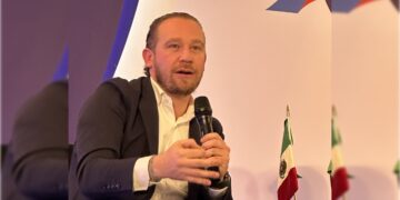 “Usted Clara Brugada es parte del gran problema que tiene a nuestra CDMX hundida en la peor crisis de inseguridad. La encuesta también revela que la inseguridad y la violencia en aumento son el principal problema y la economía familiar ha empeorado”, afirmó Santiago Taboada. FOTO:  X / Santiago Taboada