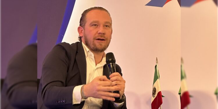 “Usted Clara Brugada es parte del gran problema que tiene a nuestra CDMX hundida en la peor crisis de inseguridad. La encuesta también revela que la inseguridad y la violencia en aumento son el principal problema y la economía familiar ha empeorado”, afirmó Santiago Taboada. FOTO: X / Santiago Taboada