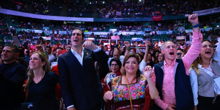 Los dos principales aspirantes de Morena a la candidatura para la Jefatura de Gobierno Clara Brugada y Omar García Haruch participaron en una reunión de la militancia del Partido con su virtual candidata presidencial Claudia Sheinbaum, en la Arena México. FOTO: Especial / CDMX Magacín