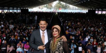 “Es una persona a la que aprecio, reconozco y lo va a hacer muy bien. Y así como impulsó cambios en Iztapalapa con las famosas UTOPÍAS, o la avenida más iluminada de la ciudad, que es Ermita, que eso genera igualdad", destacó Batres. FOTO: GCDMX