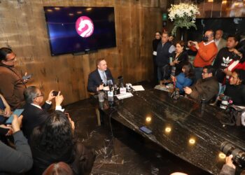 “Estoy interponiendo un juicio para que se anule la designación directa del precandidato del Frente Amplio por la Ciudad de México”, expresó Rubalcava Suarez en conferencia de prensa este miércoles. FOTO: Prensa Rubalcava