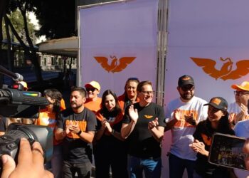 “Hay que recomponer y cambiar el rostro a nuestra ciudad y esto se logrará con un jefe de gobierno de tiempo completo, preocupado por los problemas específicos que aquejan a cada colonia y escuchando a sus habitantes”, expresó Chertorivski Woldenberg. FOTO: Campaña Chertorivski