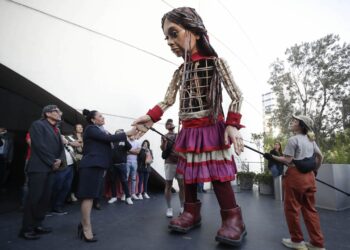 El pasado 16 de noviembre, la senadora dio la bienvenida al recinto legislativo a “La Pequeña Amal”, una marioneta de 3.5 metros de altura, que representa a una niña siria refugiada de 10 años y que se ha convertido en un símbolo de los derechos humanos, particularmente de los menores desplazados.  FOTO: Senado