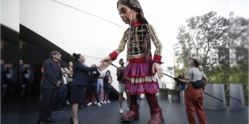 El pasado 16 de noviembre, la senadora dio la bienvenida al recinto legislativo a “La Pequeña Amal”, una marioneta de 3.5 metros de altura, que representa a una niña siria refugiada de 10 años y que se ha convertido en un símbolo de los derechos humanos, particularmente de los menores desplazados.  FOTO: Senado