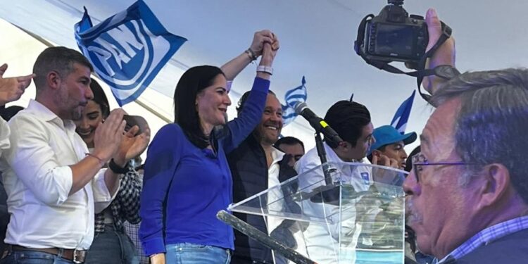 En este sentido, Lía Limón aseguró que es una mujer de palabra y que a partir de esta fecha apoyará decididamente a Xóchilt Gálvez en la búsqueda de la Presidencia de la República y a Taboada por la Jefatura de Gobierno de la capital del país. FOTO: Especial