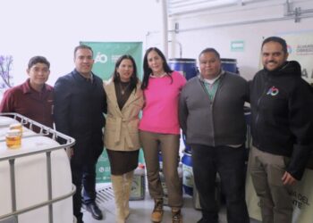 Recibe Lía Limón una donación de parte de Alsea de 400 litros de aceite vegetal usado para convertirlos en biodiésel y glicerina