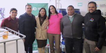 Recibe Lía Limón una donación de parte de Alsea de 400 litros de aceite vegetal usado para convertirlos en biodiésel y glicerina