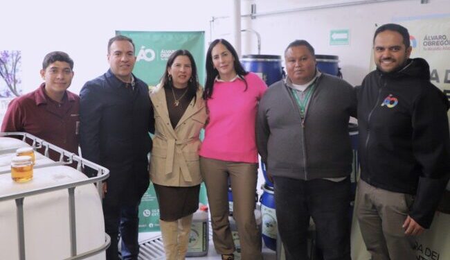 Recibe Lía Limón una donación de parte de Alsea de 400 litros de aceite vegetal usado para convertirlos en biodiésel y glicerina