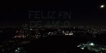 En un hecho inédito en propaganda política y campañas electorales, la virtual candidata de la oposición a la Presidencia de la República, Xóchitl Gálvez iluminó el cielo de la Ciudad de México con drones, que representaron diferentes frases: “Feliz fin de AMLO”; simplemente el nombre de “Xóchitl”, y la letra “X” con franjas atravesadas con los colores verde, blanco y rojo de la Bandera Nacional. FOTO: Tomada de X