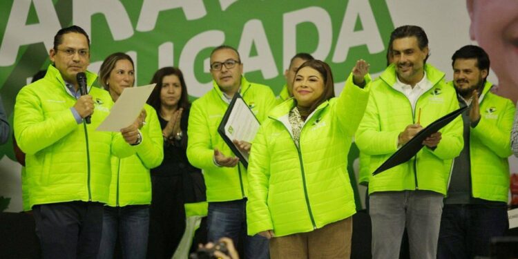 El Partido Verde Ecologista de México (PVEM) entregó a Clara Brugada la constancia como precandidata única a la jefatura de Gobierno de la Ciudad de México, quien señaló que “partimos de una premisa muy importante: la unidad es nuestra fuerza”. Foto: Campaña Clara Brugada
