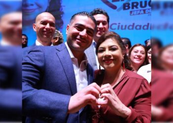 La presentación del flamante equipo de colaboradores de Claudia Sheinbaum para su campaña presidencial evidenció que al final de cuentas Omar García Harfuch sí tuvo ganancia en la interna de Morena, aunque le impusieron a Clara Brugada y lo desplazaron feo: resultó purificado. FOTO: X / Brugada