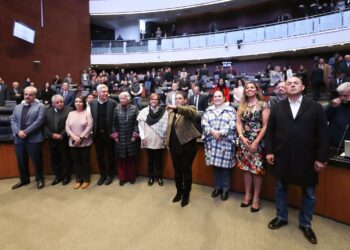 La presidenta de la Mesa Directiva del Senado, Ana Lilia Rivera Rivera, le tomó la protesta constitucional a Lenia Batres Guadarrama, para asumir el cargo de ministra de la Suprema Corte de Justicia de la Nación (SCJN), por un periodo de 15 años. FOTO: Senado
