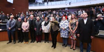 La presidenta de la Mesa Directiva del Senado, Ana Lilia Rivera Rivera, le tomó la protesta constitucional a Lenia Batres Guadarrama, para asumir el cargo de ministra de la Suprema Corte de Justicia de la Nación (SCJN), por un periodo de 15 años. FOTO: Senado