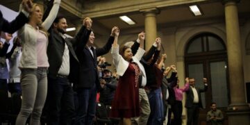 La precandidata única de Morena a la Jefatura de Gobierno, Clara Brugada presentó al que será su equipo de campaña, el cual, dijo, representará un mecanismo de coordinación y enlace con los distintos actores económicos, políticos, culturales y sociales que tiene la CDMX. FOTO: Campaña Brugada