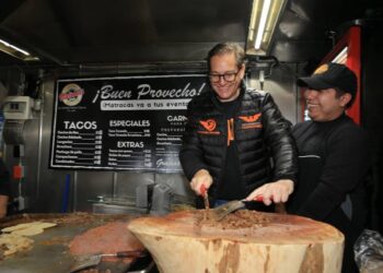 El precandidato único de Movimiento Ciudadano a la Jefatura de Gobierno de la CDMX, Salomón Chertorivski efectuó un recorrido por la Alcaldía Cuajimalpa y preparó unos tacos para los comensales de un mercado ubicado en la Avenida Juárez. FOTO: Campaña Chertorivski