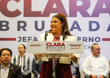 La precandidata única de Morena para la Jefatura de Gobierno Clara Brugada aseveró que en 2024, los habitantes de la Ciudad de México elegirán entre dos opciones: la corrupción que representa el “cártel inmobiliario” o la “honestidad que significa la Cuarta Transformación”. FOTO: Campaña Brugada