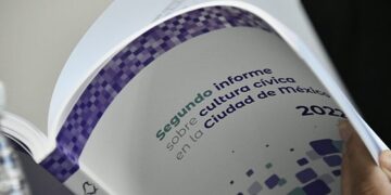 El 84% de sus habitantes considera que en la capital del país vivimos en un régimen democrático, lo que representa un incremento de 52 puntos porcentuales respecto de 2017, cuando el 32% respondió en ese sentido. Sin embargo, el 17% está de acuerdo con un régimen dictatorial, siempre y cuando resuelva los problemas. FOTO: IECM