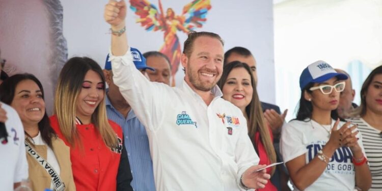 El precandidato de la coalición Va por la Ciudad de México” a la Jefatura de Gobierno, Santiago Taboada aseveró ante militantes y simpatizantes en la Alcaldía Iztacalco que llegará caminando de dicha demarcación territorial al Zócalo capitalino en el 2024, para su toma de protesta. FOTO: Campaña Taboada