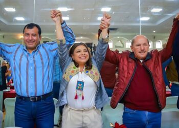 En un encuentro en el que participaron aproximadamente 500 liderazgos sociales de Iztacalco, la precandidata única de Morena a la Jefatura de Gobierno, Clara Brugada llamó a los morenistas a no confiarse y dijo que va a refrendar la vocación de izquierda de la CDMX. FOTO: Campaña Brugada