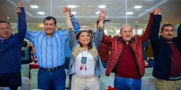 En un encuentro en el que participaron aproximadamente 500 liderazgos sociales de Iztacalco, la precandidata única de Morena a la Jefatura de Gobierno, Clara Brugada llamó a los morenistas a no confiarse y dijo que va a refrendar la vocación de izquierda de la CDMX. FOTO: Campaña Brugada