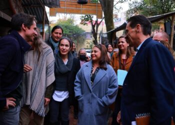 La precandidata única de Morena a la jefatura de Gobierno, Clara Brugada realizó un recorrido en compañía de organizaciones, asociaciones civiles, expertos y activistas medioambientales en el “Huerto Roma Verde”, ubicado en la colonia Roma Sur. FOTO: Campaña Brugada