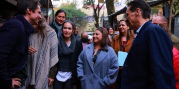 La precandidata única de Morena a la jefatura de Gobierno, Clara Brugada realizó un recorrido en compañía de organizaciones, asociaciones civiles, expertos y activistas medioambientales en el “Huerto Roma Verde”, ubicado en la colonia Roma Sur. FOTO: Campaña Brugada