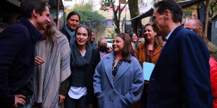 La precandidata única de Morena a la jefatura de Gobierno, Clara Brugada realizó un recorrido en compañía de organizaciones, asociaciones civiles, expertos y activistas medioambientales en el “Huerto Roma Verde”, ubicado en la colonia Roma Sur. FOTO: Campaña Brugada