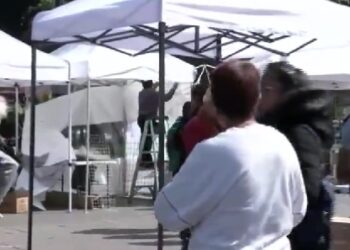 “De igual forma, la Alcaldía Coyoacán insta a los comerciantes del Mercado Artesanal, quienes cuentan con locales establecidos para sus ventas, a no invadir los espacios públicos que son de todos; a no poner en riesgo la seguridad de quienes visitan Coyoacán y a mantener los canales de diálogo”. FOTO: X / Vecinos_Coyo