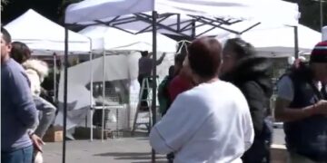 “De igual forma, la Alcaldía Coyoacán insta a los comerciantes del Mercado Artesanal, quienes cuentan con locales establecidos para sus ventas, a no invadir los espacios públicos que son de todos; a no poner en riesgo la seguridad de quienes visitan Coyoacán y a mantener los canales de diálogo”. FOTO: X / Vecinos_Coyo