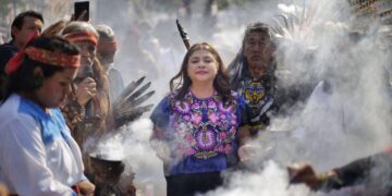 Recibe Clara Brugada el ‘fuego nuevo’; llevará su esperanza a toda la CDMX