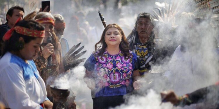 Recibe Clara Brugada el ‘fuego nuevo’; llevará su esperanza a toda la CDMX