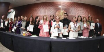 La presidenta del Senado, Ana Lilia Rivera Rivera, y las senadoras Lucía Trasviña Waldenrath, Rocío Abreu Artiñano y Sasil de León Villard recibieron el reconocimiento Nacional Pro Humanitas 2023, por su contribución a la defensa de los derechos humanos y en beneficio de las y los mexicanos.  FOTO: Senado
