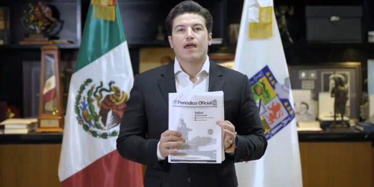 En este momento, Nuevo León tiene dos gobernadores, uno interino, por el congreso local y, otro constitucional con licencia Samuel García, con todo y que decidió reasumir su cargo y desistir a la licencia. FOTO: Facebook / Samuel García