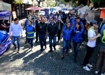 Visitan miles de personas el Belén instalado en el frontispicio del Palacio de Cortés. Familias enteras recorren los jardines Hidalgo y Centenario en el centro histórico de Coyoacán durante las fiestas decembrinas. FOTOS: Especial