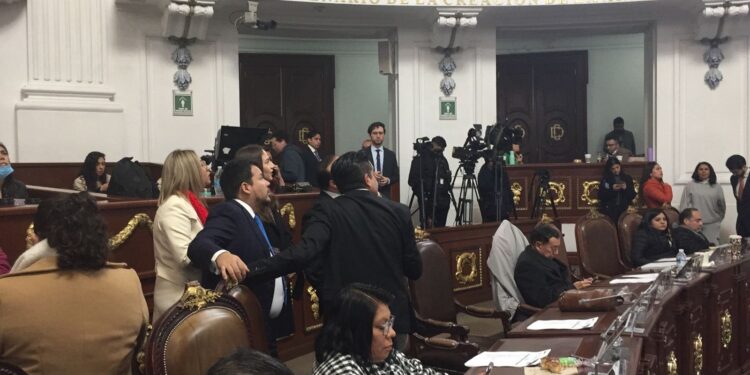 De acuerdo con el orden del día en la sesión del Congreso de la Ciudad de México, en el punto 27 se encuentra el dictamen que propone la ratificación de Ernestina Godoy como titular de la Fiscalía General de Justicia de la Ciudad de México, por lo que se estima que será hacia las 11:30 horas cuando se discuta el tema en el Pleno. FOTO: CDMX Magacín