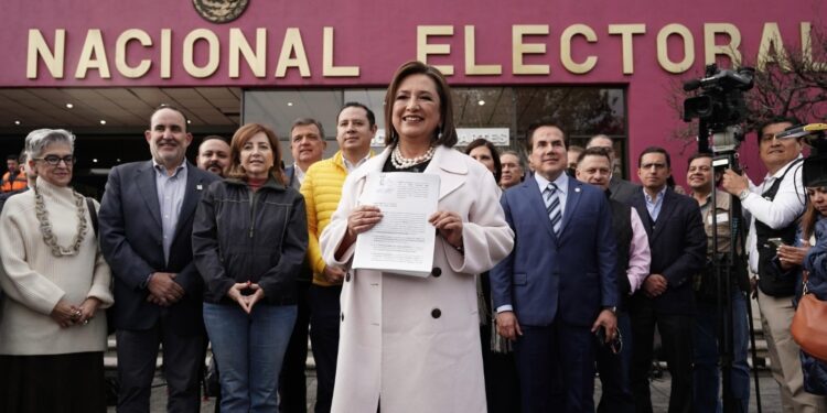 La precandidata del PAN, PRI Y PRD, Xóchitl Gálvez, acudió a las oficinas del Instituto Nacional Electoral a presentar una denuncia en contra de la precandidata de Morena, Claudia Sheinbaum y sus partidos políticos aliados PT y PVEM por presunto financiamiento ilícito para costear su precampaña, lo que vulnera los principios constitucionales de imparcialidad, neutralidad y equidad. FOTO: EspecialLa precandidata del PAN, PRI Y PRD, Xóchitl Gálvez, acudió a las oficinas del Instituto Nacional Electoral a presentar una denuncia en contra de la precandidata de Morena, Claudia Sheinbaum y sus partidos políticos aliados PT y PVEM por presunto financiamiento ilícito para costear su precampaña, lo que vulnera los principios constitucionales de imparcialidad, neutralidad y equidad. FOTO: Especial