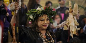 La precandidata única de Morena a la jefatura de Gobierno de la Ciudad de México, Clara Brugada, se mostró optimista al informar que cerró el 2023 con una ventaja de 30 puntos sobre su más cercano opositor rumbo a las elecciones venideras. Foto: Campaña Clara Brugada 