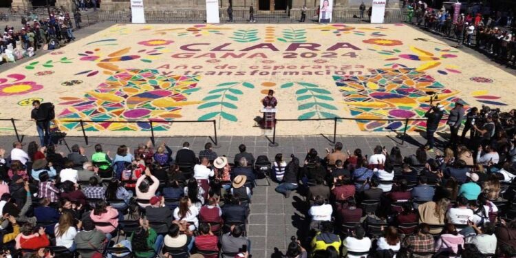La precandidata de Morena a la jefatura de Gobierno, Clara Brugada, cerró precampaña en la Plaza de Santo Domingo ante simpatizantes y militantes de la coalición Sigamos Haciendo Historia (Morena, PVEM, PT). Señaló que en seis meses triunfará la mayoría y, con ello, las fuerzas de la corrupción sufrirán una derrota histórica y contundente. Foto: Campaña Clara Brugada