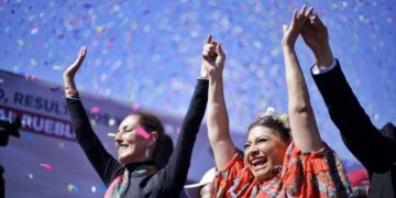 Clara Brugada, virtual candidata de Morena a la jefatura de Gobierno aprovechó la gira de precampaña que tuvo este fin de semana por la Ciudad de México la precandidata presidencial Claudia Sheinbaum, para acompañarla y estar bajo los reflectores en esta etapa de intercampaña. FOTO: Campaña Sheinbaum