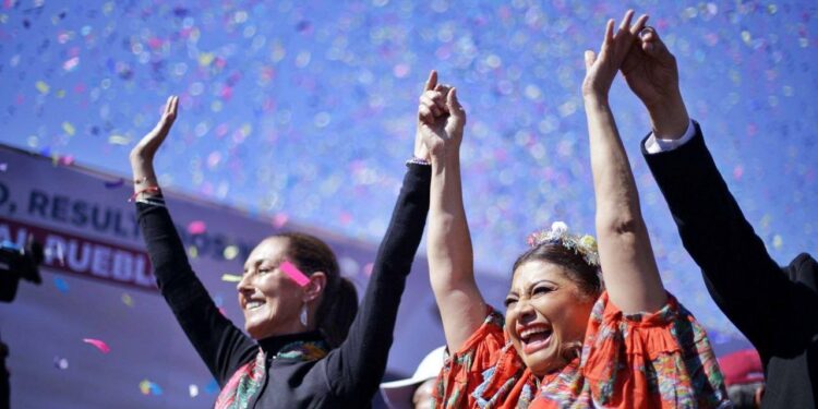 Clara Brugada, virtual candidata de Morena a la jefatura de Gobierno aprovechó la gira de precampaña que tuvo este fin de semana por la Ciudad de México la precandidata presidencial Claudia Sheinbaum, para acompañarla y estar bajo los reflectores en esta etapa de intercampaña. FOTO: Campaña Sheinbaum