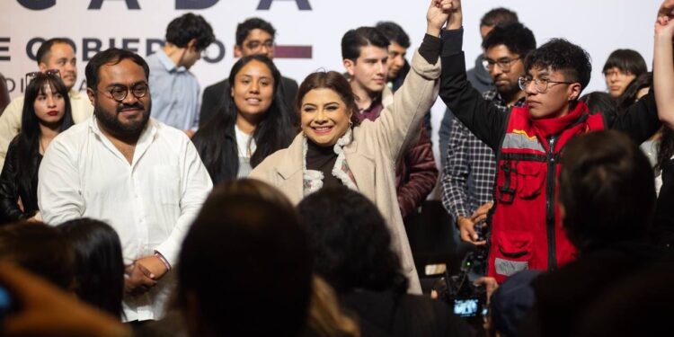 Ante 500 jóvenes reunidos en el Club de Periodistas, Clara Brugada, precandidata única a la jefatura de Gobierno por la coalición Sigamos Haciendo Historia, señaló que “el corazón de la Cuarta Transformación es de jóvenes, porque heredamos de ellos una lucha histórica de transformación en esta ciudad y en este país”. Foto: Campaña Clara Brugada