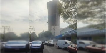 Urge que las autoridades del Instituto de Verificación Administrativa de la Ciudad de México se den una vuelta en la calle de Mier y Pesado, en los números del 135 al 139, donde en las “Minibodegas” almacenan materiales peligrosos. Este miércoles estalló una batería de litio y provocó un incendio, lo que causó pánico entre los vecinos de la zona, en especial en la escuela primaria y secundaria que está enfrente, a no más de 50 metros. FOTO: Especial