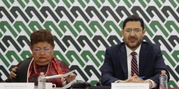 Ernestina Godoy y el jefe de Gobierno, Martí Batres, traían cifras bastante alegres de que les alcanzarían los votos para ratificar este lunes a la fiscal por cuatro años más. Principalmente por la vía de la extorsión, desde hace al menos dos meses tenían seguros 39 votos, pero les faltaban cinco para la cifra mágica de 44. FOTO: Archivo GCDMX