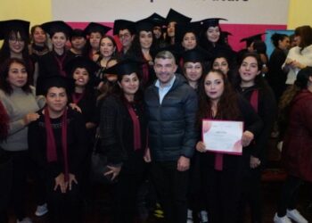 El alcalde Mauricio Tabe destacó la gran capacitación que recibieron 127 vecinas de Miguel Hidalgo durante el curso "Belleza por un Futuro", que impartió Grupo L'Oréal en conjunto con Casa Gaviota A.C., para ayudarlas a insertarse en el mercado laboral y tener ingresos propios. FOTO: Especial